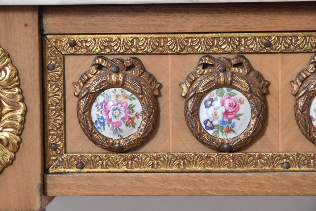 スペインヴィンテージ　高級輸入家具　六本木アピス(APIS)取り扱い　真鍮金具と磁器のメダリオンが華やかなコンソールテーブル　(R-087145)