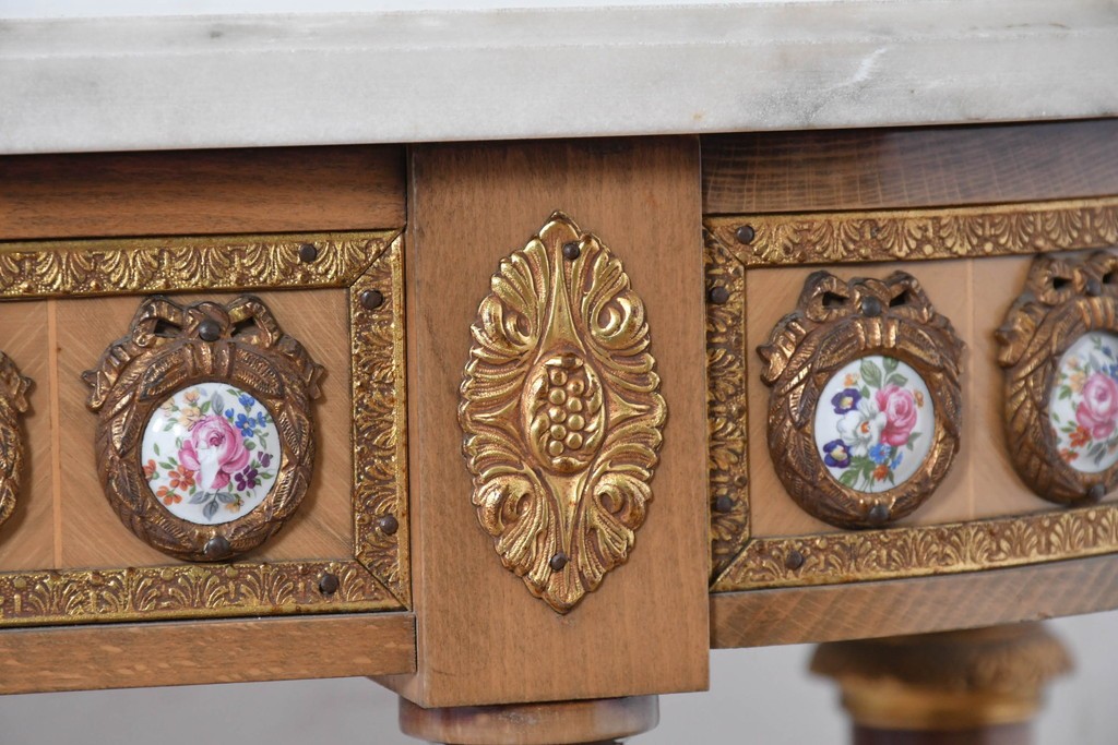 スペインヴィンテージ　高級輸入家具　六本木アピス(APIS)取り扱い　真鍮金具と磁器のメダリオンが華やかなコンソールテーブル　(R-087145)