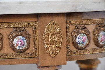 スペインヴィンテージ　高級輸入家具　六本木アピス(APIS)取り扱い　真鍮金具と磁器のメダリオンが華やかなコンソールテーブル　(R-087145)