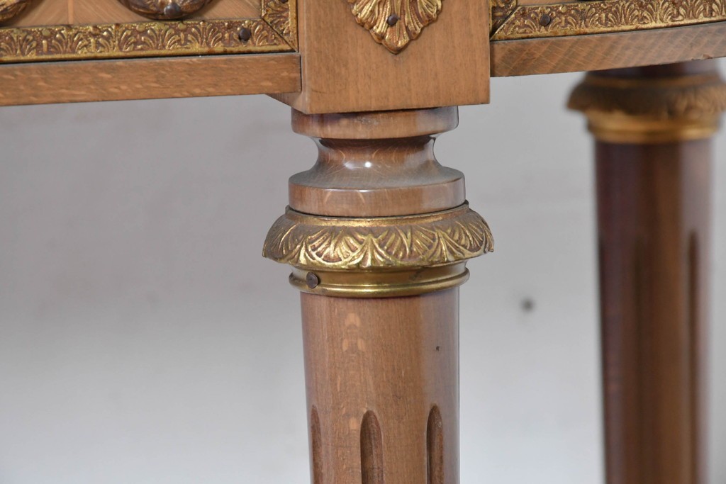 スペインヴィンテージ　高級輸入家具　六本木アピス(APIS)取り扱い　真鍮金具と磁器のメダリオンが華やかなコンソールテーブル　(R-087145)