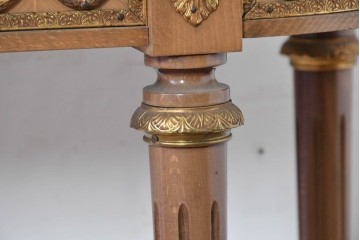 スペインヴィンテージ　高級輸入家具　六本木アピス(APIS)取り扱い　真鍮金具と磁器のメダリオンが華やかなコンソールテーブル　(R-087145)