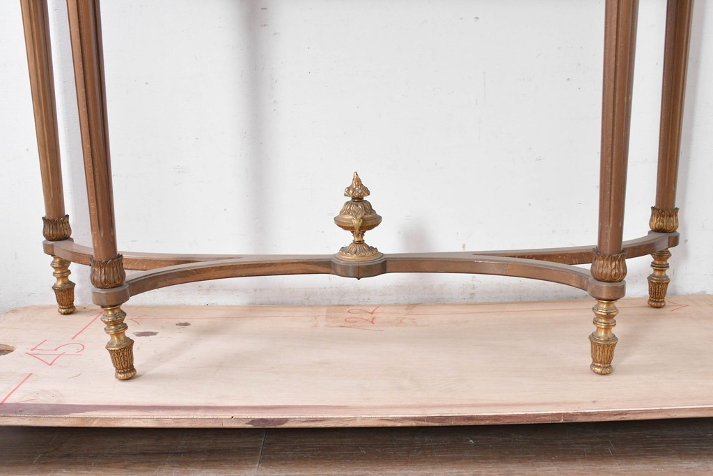 スペインヴィンテージ　高級輸入家具　六本木アピス(APIS)取り扱い　真鍮金具と磁器のメダリオンが華やかなコンソールテーブル　(R-087145)