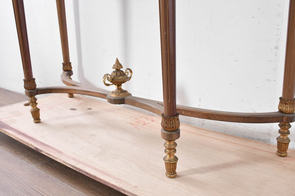 スペインヴィンテージ　高級輸入家具　六本木アピス(APIS)取り扱い　真鍮金具と磁器のメダリオンが華やかなコンソールテーブル　(R-087145)