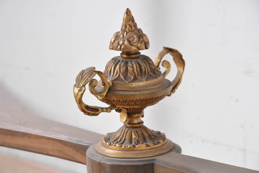 スペインヴィンテージ　高級輸入家具　六本木アピス(APIS)取り扱い　真鍮金具と磁器のメダリオンが華やかなコンソールテーブル　(R-087145)