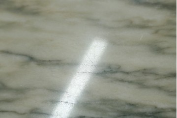 スペインヴィンテージ　高級輸入家具　六本木アピス(APIS)取り扱い　真鍮金具と磁器のメダリオンが華やかなコンソールテーブル　(R-087145)
