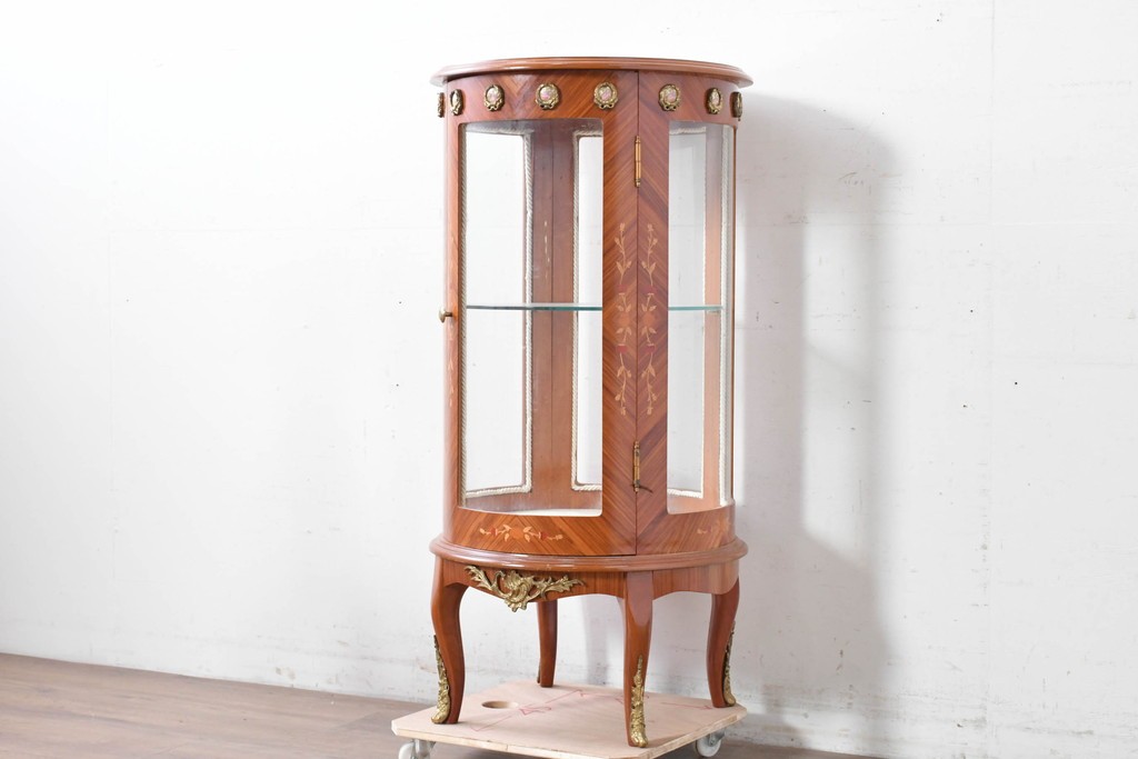 中古　美品　スペイン高級輸入家具　六本木アピス(APIS)取り扱い　象嵌入り　真鍮金具と磁器メダリオン装飾が優雅なラウンドキャビネット　定価約45万円　(R-087146)