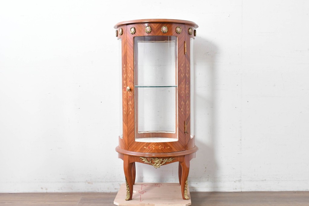 中古　美品　スペイン高級輸入家具　六本木アピス(APIS)取り扱い　象嵌入り　真鍮金具と磁器メダリオン装飾が優雅なラウンドキャビネット　定価約45万円　(R-087146)