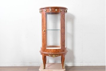 中古　美品　スペイン高級輸入家具　六本木アピス(APIS)取り扱い　象嵌入り　真鍮金具と磁器メダリオン装飾が優雅なラウンドキャビネット　定価約45万円　(R-087146)