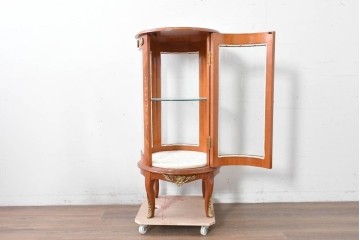 中古　美品　スペイン高級輸入家具　六本木アピス(APIS)取り扱い　象嵌入り　真鍮金具と磁器メダリオン装飾が優雅なラウンドキャビネット　定価約45万円　(R-087146)