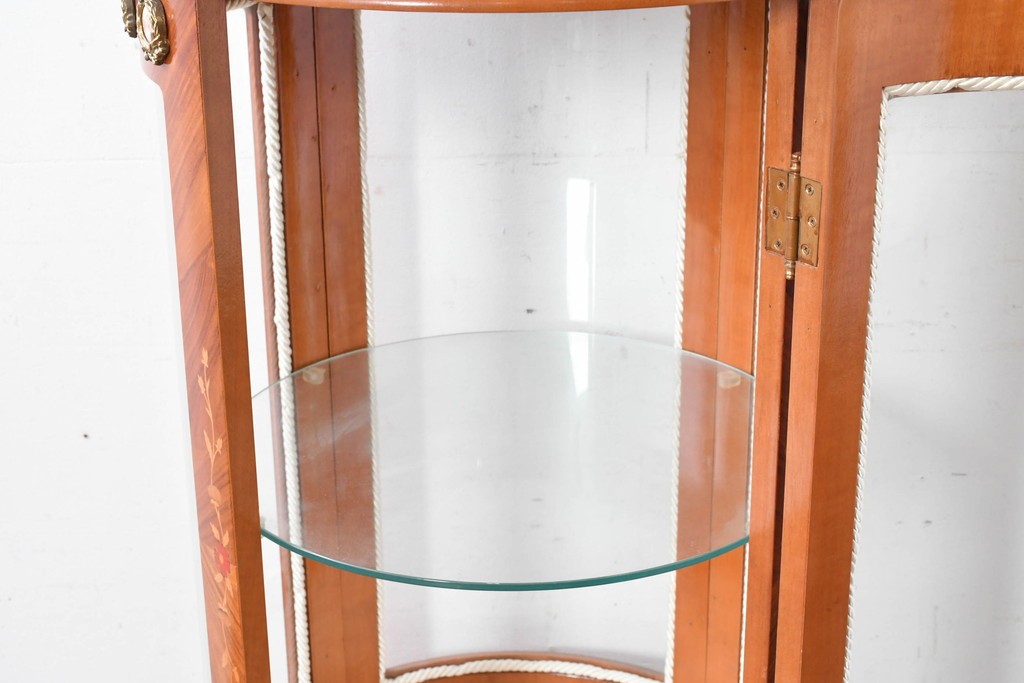 中古　美品　スペイン高級輸入家具　六本木アピス(APIS)取り扱い　象嵌入り　真鍮金具と磁器メダリオン装飾が優雅なラウンドキャビネット　定価約45万円　(R-087146)