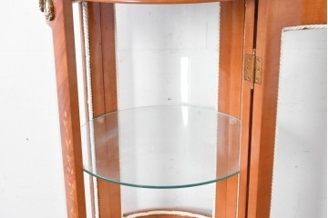 中古　美品　スペイン高級輸入家具　六本木アピス(APIS)取り扱い　象嵌入り　真鍮金具と磁器メダリオン装飾が優雅なラウンドキャビネット　定価約45万円　(R-087146)