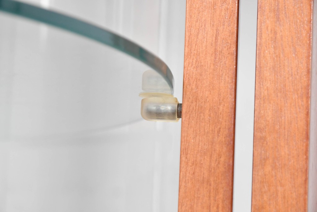 中古　美品　スペイン高級輸入家具　六本木アピス(APIS)取り扱い　象嵌入り　真鍮金具と磁器メダリオン装飾が優雅なラウンドキャビネット　定価約45万円　(R-087146)