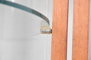 中古　美品　スペイン高級輸入家具　六本木アピス(APIS)取り扱い　象嵌入り　真鍮金具と磁器メダリオン装飾が優雅なラウンドキャビネット　定価約45万円　(R-087146)