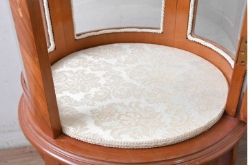 中古　美品　スペイン高級輸入家具　六本木アピス(APIS)取り扱い　象嵌入り　真鍮金具と磁器メダリオン装飾が優雅なラウンドキャビネット　定価約45万円　(R-087146)