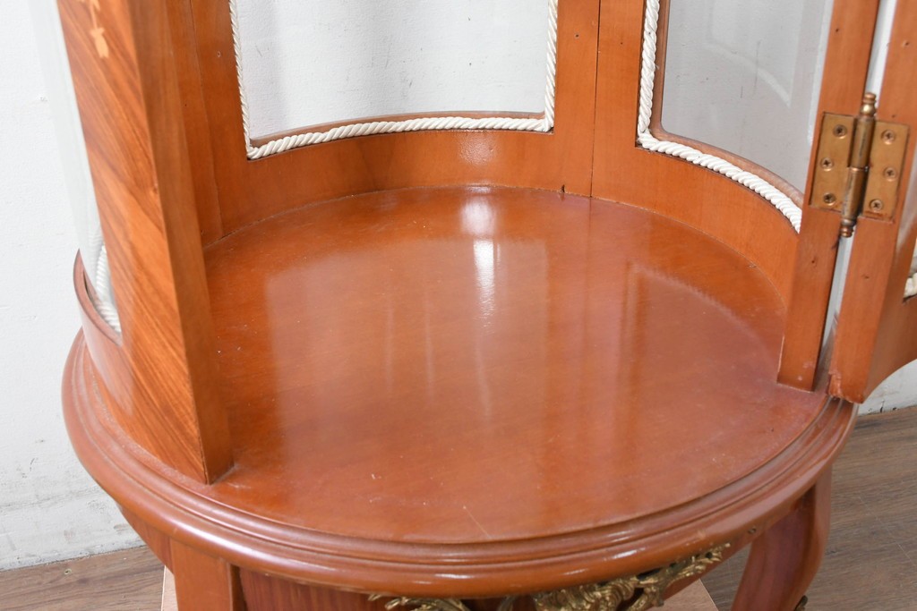 中古　美品　スペイン高級輸入家具　六本木アピス(APIS)取り扱い　象嵌入り　真鍮金具と磁器メダリオン装飾が優雅なラウンドキャビネット　定価約45万円　(R-087146)