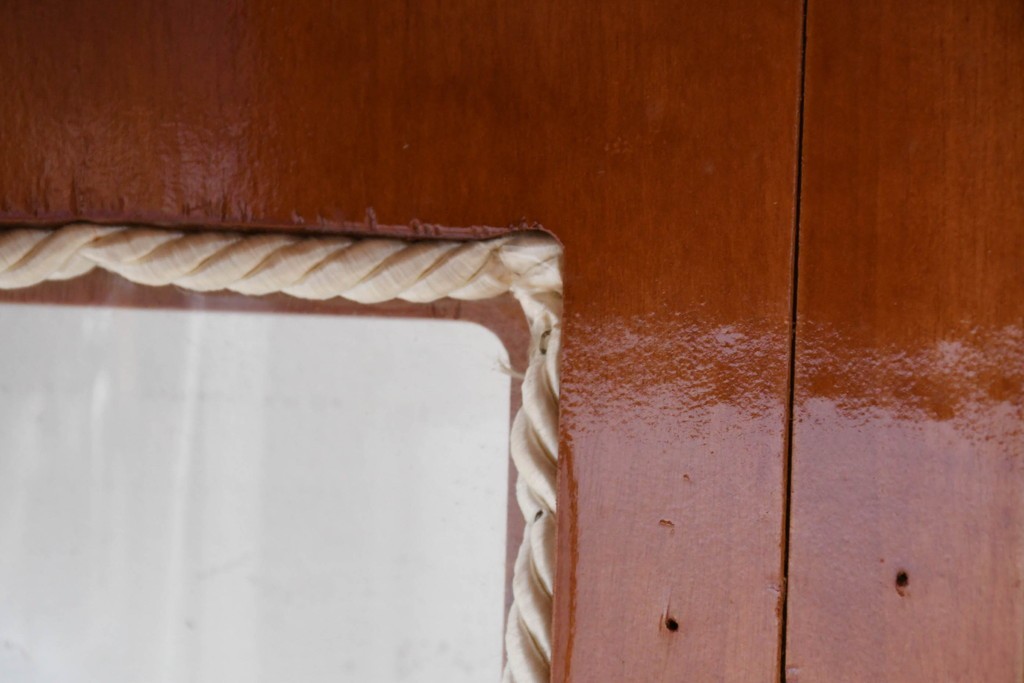 中古　美品　スペイン高級輸入家具　六本木アピス(APIS)取り扱い　象嵌入り　真鍮金具と磁器メダリオン装飾が優雅なラウンドキャビネット　定価約45万円　(R-087146)