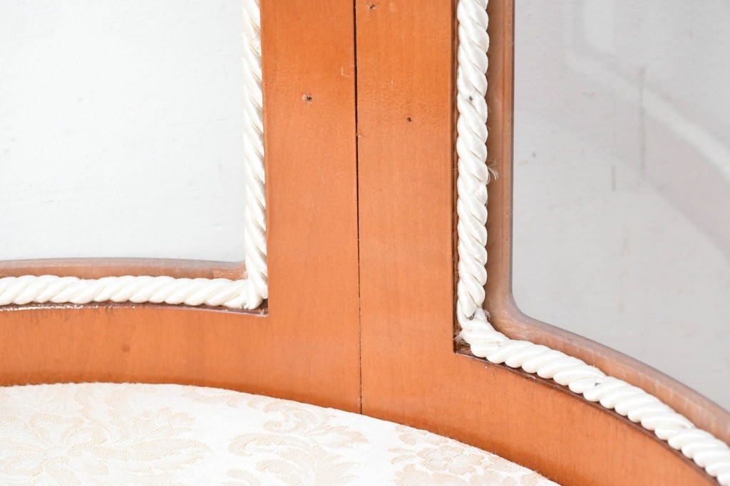 中古　美品　スペイン高級輸入家具　六本木アピス(APIS)取り扱い　象嵌入り　真鍮金具と磁器メダリオン装飾が優雅なラウンドキャビネット　定価約45万円　(R-087146)