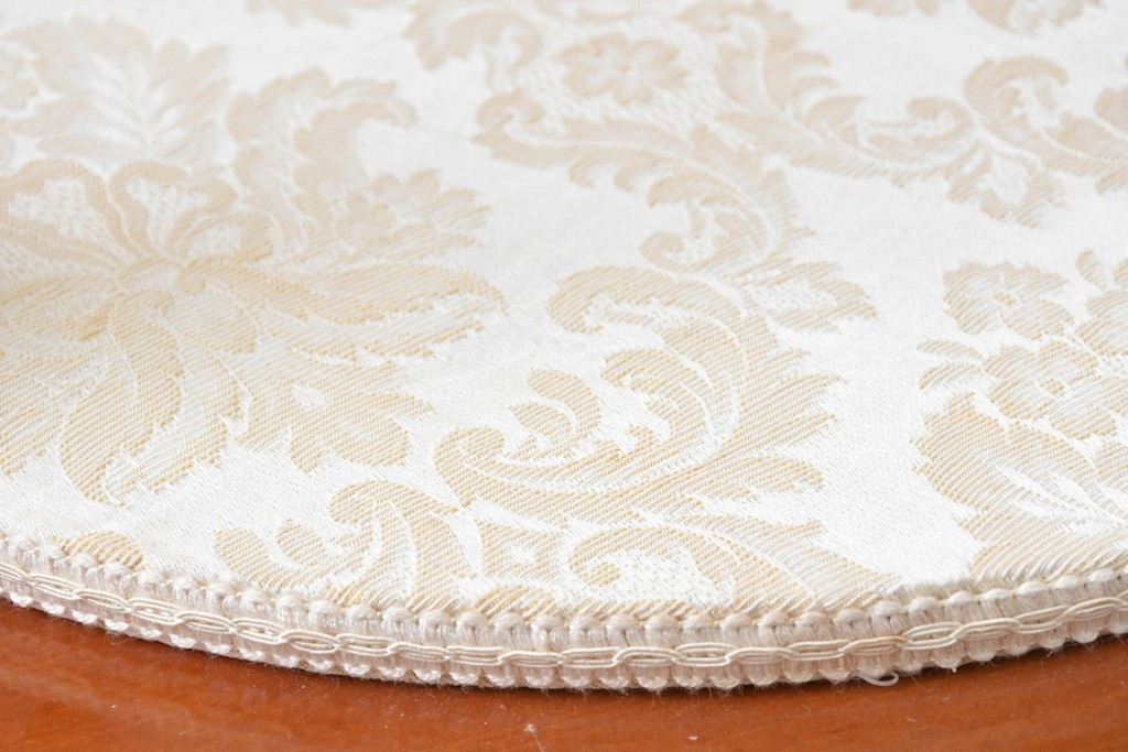 中古　美品　スペイン高級輸入家具　六本木アピス(APIS)取り扱い　象嵌入り　真鍮金具と磁器メダリオン装飾が優雅なラウンドキャビネット　定価約45万円　(R-087146)