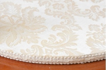 中古　美品　スペイン高級輸入家具　六本木アピス(APIS)取り扱い　象嵌入り　真鍮金具と磁器メダリオン装飾が優雅なラウンドキャビネット　定価約45万円　(R-087146)