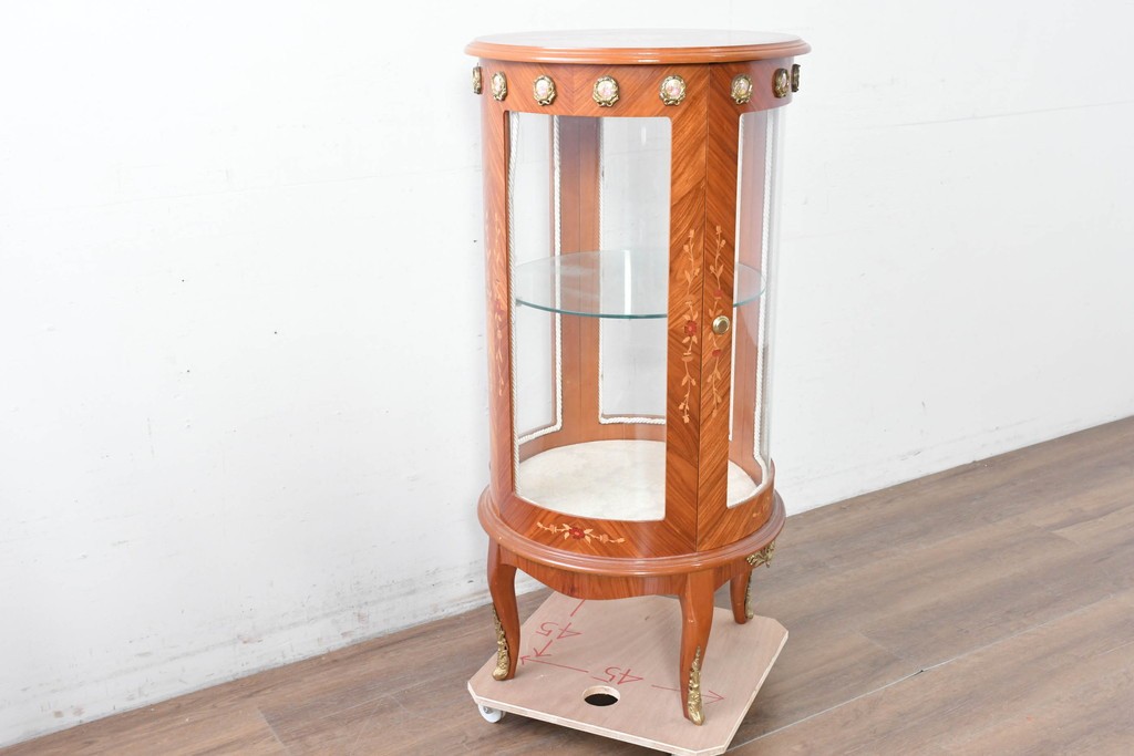 中古　美品　スペイン高級輸入家具　六本木アピス(APIS)取り扱い　象嵌入り　真鍮金具と磁器メダリオン装飾が優雅なラウンドキャビネット　定価約45万円　(R-087146)