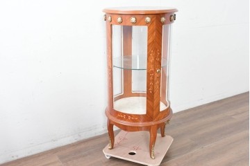 中古　美品　スペイン高級輸入家具　六本木アピス(APIS)取り扱い　象嵌入り　真鍮金具と磁器メダリオン装飾が優雅なラウンドキャビネット　定価約45万円　(R-087146)