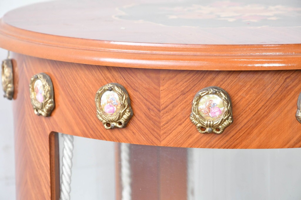 中古　美品　スペイン高級輸入家具　六本木アピス(APIS)取り扱い　象嵌入り　真鍮金具と磁器メダリオン装飾が優雅なラウンドキャビネット　定価約45万円　(R-087146)