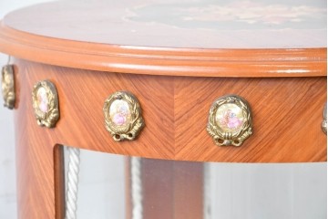 中古　美品　スペイン高級輸入家具　六本木アピス(APIS)取り扱い　象嵌入り　真鍮金具と磁器メダリオン装飾が優雅なラウンドキャビネット　定価約45万円　(R-087146)