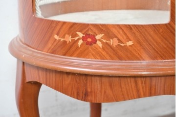 中古　美品　スペイン高級輸入家具　六本木アピス(APIS)取り扱い　象嵌入り　真鍮金具と磁器メダリオン装飾が優雅なラウンドキャビネット　定価約45万円　(R-087146)