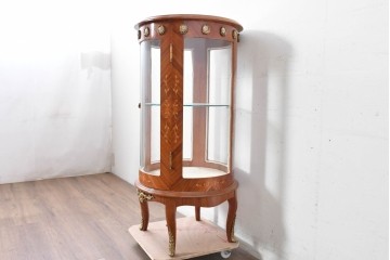 中古　美品　スペイン高級輸入家具　六本木アピス(APIS)取り扱い　象嵌入り　真鍮金具と磁器メダリオン装飾が優雅なラウンドキャビネット　定価約45万円　(R-087146)