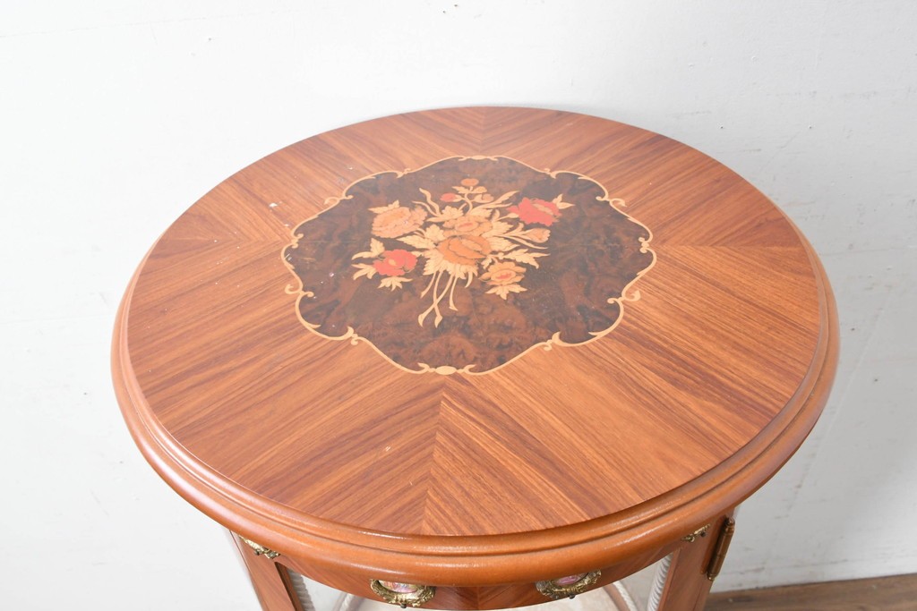 中古　美品　スペイン高級輸入家具　六本木アピス(APIS)取り扱い　象嵌入り　真鍮金具と磁器メダリオン装飾が優雅なラウンドキャビネット　定価約45万円　(R-087146)