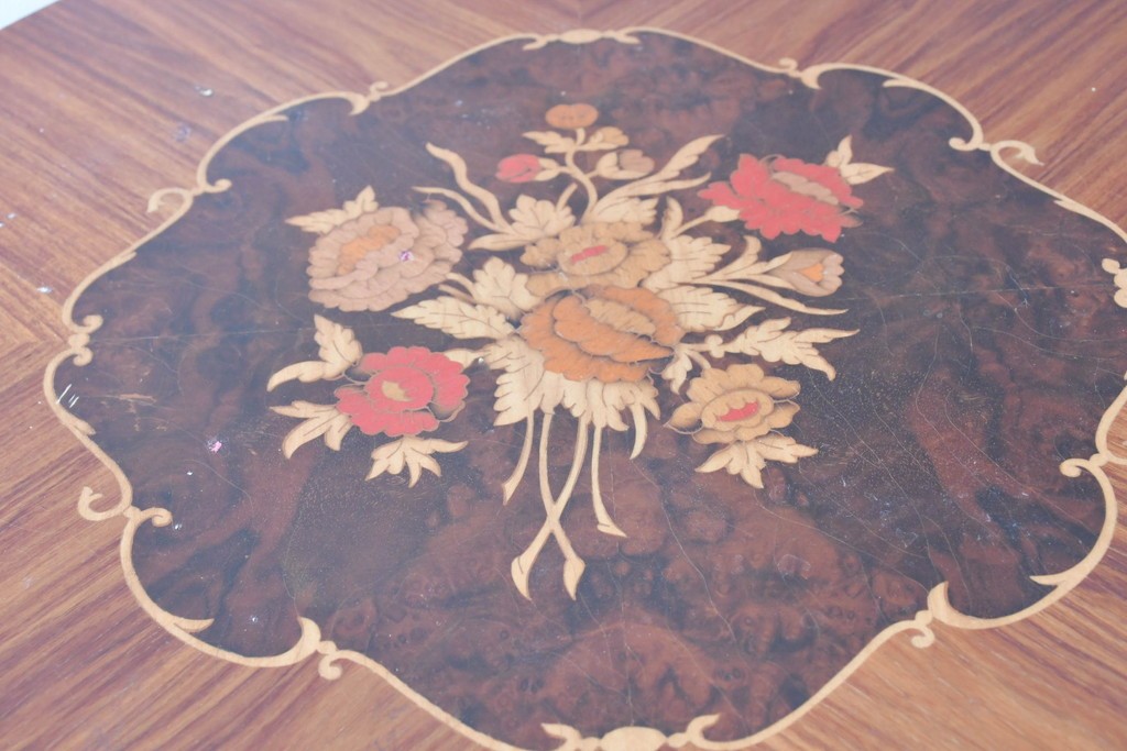 中古　美品　スペイン高級輸入家具　六本木アピス(APIS)取り扱い　象嵌入り　真鍮金具と磁器メダリオン装飾が優雅なラウンドキャビネット　定価約45万円　(R-087146)