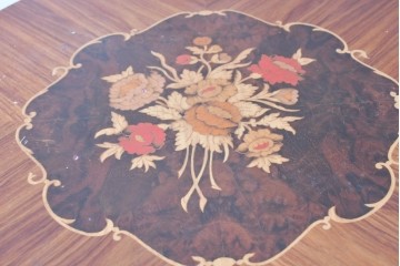 中古　美品　スペイン高級輸入家具　六本木アピス(APIS)取り扱い　象嵌入り　真鍮金具と磁器メダリオン装飾が優雅なラウンドキャビネット　定価約45万円　(R-087146)