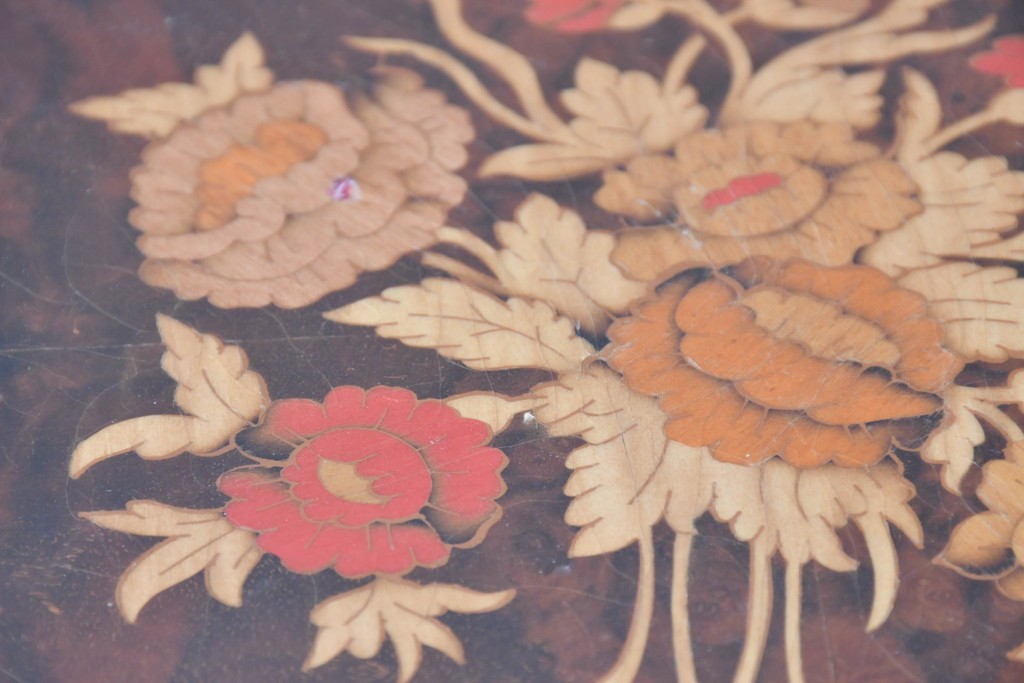 中古　美品　スペイン高級輸入家具　六本木アピス(APIS)取り扱い　象嵌入り　真鍮金具と磁器メダリオン装飾が優雅なラウンドキャビネット　定価約45万円　(R-087146)