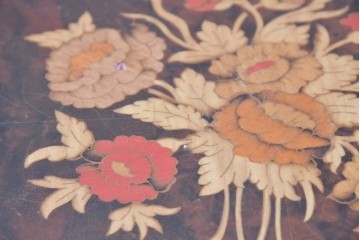 中古　美品　スペイン高級輸入家具　六本木アピス(APIS)取り扱い　象嵌入り　真鍮金具と磁器メダリオン装飾が優雅なラウンドキャビネット　定価約45万円　(R-087146)