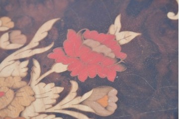 中古　美品　スペイン高級輸入家具　六本木アピス(APIS)取り扱い　象嵌入り　真鍮金具と磁器メダリオン装飾が優雅なラウンドキャビネット　定価約45万円　(R-087146)