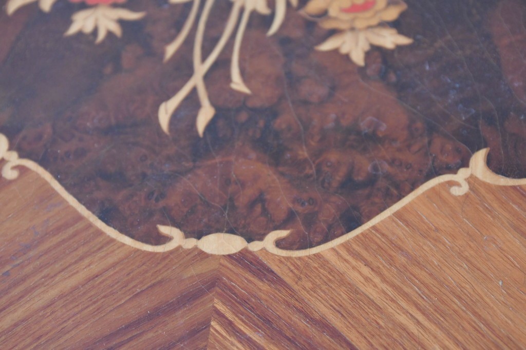 中古　美品　スペイン高級輸入家具　六本木アピス(APIS)取り扱い　象嵌入り　真鍮金具と磁器メダリオン装飾が優雅なラウンドキャビネット　定価約45万円　(R-087146)