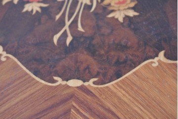 中古　美品　スペイン高級輸入家具　六本木アピス(APIS)取り扱い　象嵌入り　真鍮金具と磁器メダリオン装飾が優雅なラウンドキャビネット　定価約45万円　(R-087146)