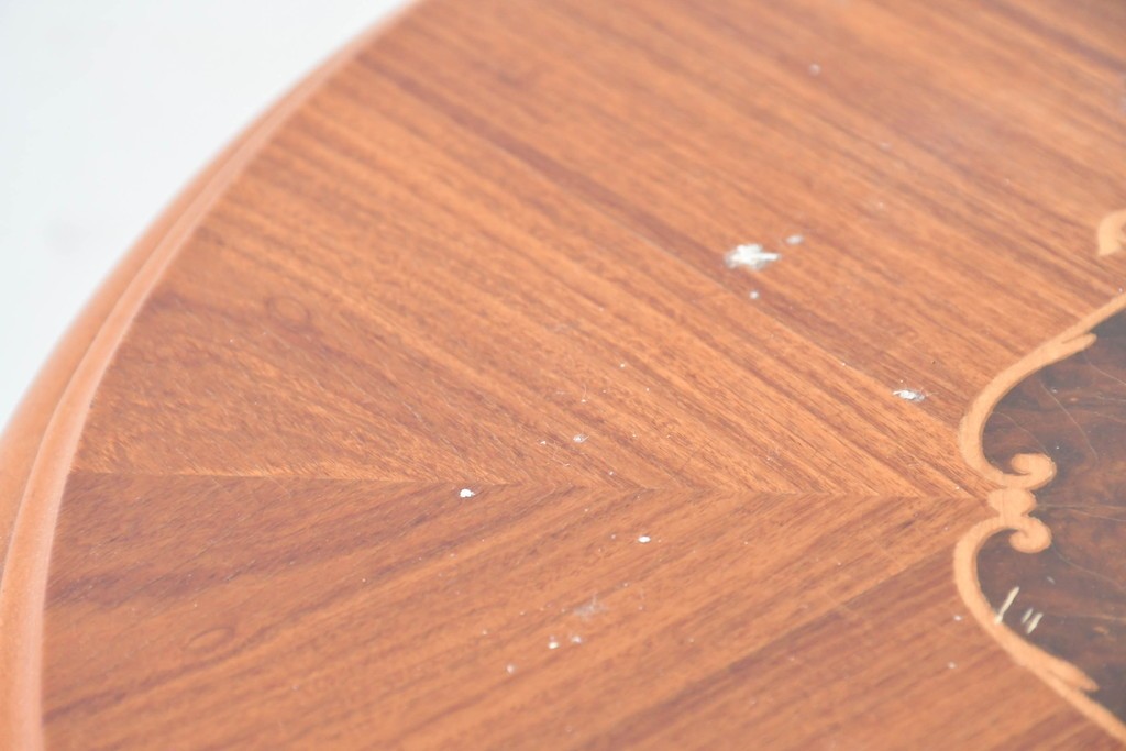 中古　美品　スペイン高級輸入家具　六本木アピス(APIS)取り扱い　象嵌入り　真鍮金具と磁器メダリオン装飾が優雅なラウンドキャビネット　定価約45万円　(R-087146)