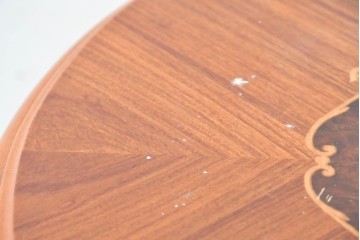 中古　美品　スペイン高級輸入家具　六本木アピス(APIS)取り扱い　象嵌入り　真鍮金具と磁器メダリオン装飾が優雅なラウンドキャビネット　定価約45万円　(R-087146)