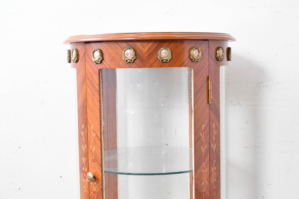 中古　美品　スペイン高級輸入家具　六本木アピス(APIS)取り扱い　象嵌入り　真鍮金具と磁器メダリオン装飾が優雅なラウンドキャビネット　定価約45万円　(R-087146)