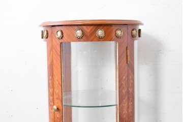 中古　美品　スペイン高級輸入家具　六本木アピス(APIS)取り扱い　象嵌入り　真鍮金具と磁器メダリオン装飾が優雅なラウンドキャビネット　定価約45万円　(R-087146)