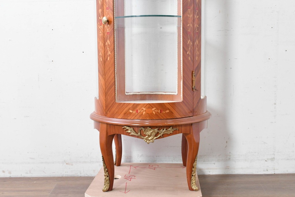 中古　美品　スペイン高級輸入家具　六本木アピス(APIS)取り扱い　象嵌入り　真鍮金具と磁器メダリオン装飾が優雅なラウンドキャビネット　定価約45万円　(R-087146)