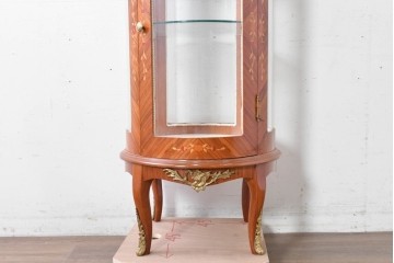 中古　美品　スペイン高級輸入家具　六本木アピス(APIS)取り扱い　象嵌入り　真鍮金具と磁器メダリオン装飾が優雅なラウンドキャビネット　定価約45万円　(R-087146)