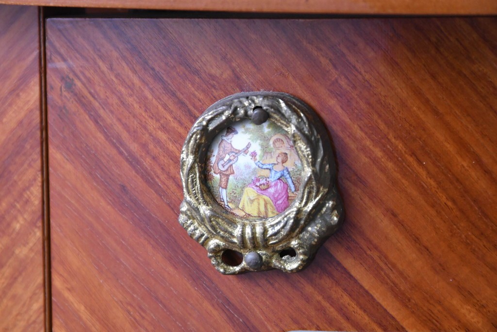 中古　美品　スペイン高級輸入家具　六本木アピス(APIS)取り扱い　象嵌入り　真鍮金具と磁器メダリオン装飾が優雅なラウンドキャビネット　定価約45万円　(R-087146)