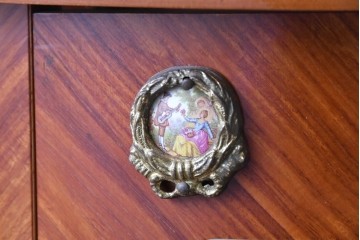 中古　美品　スペイン高級輸入家具　六本木アピス(APIS)取り扱い　象嵌入り　真鍮金具と磁器メダリオン装飾が優雅なラウンドキャビネット　定価約45万円　(R-087146)