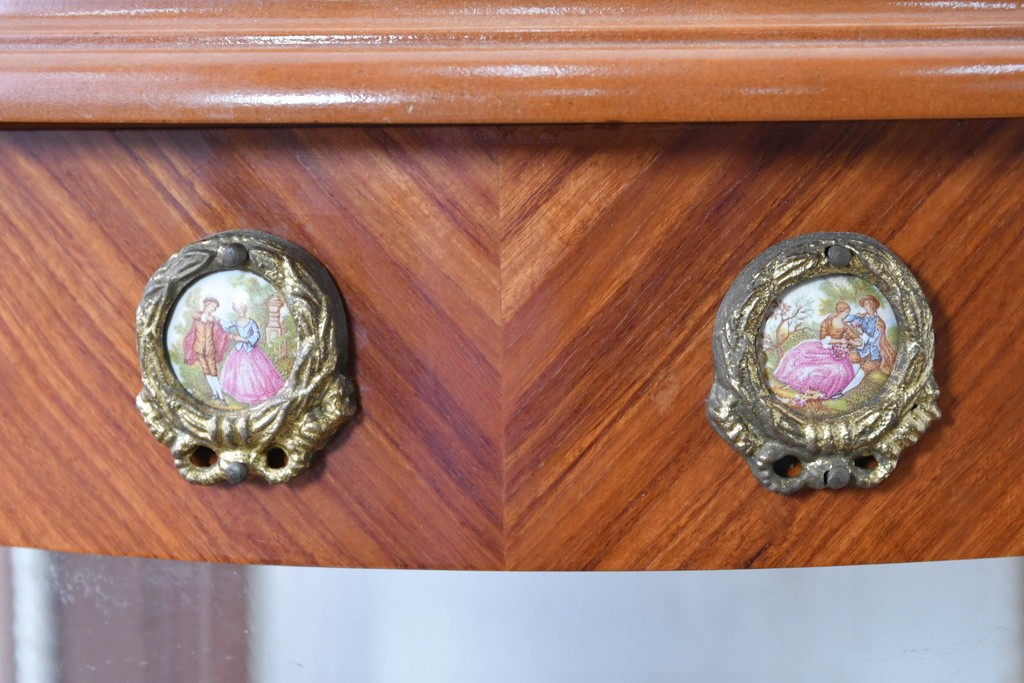 中古　美品　スペイン高級輸入家具　六本木アピス(APIS)取り扱い　象嵌入り　真鍮金具と磁器メダリオン装飾が優雅なラウンドキャビネット　定価約45万円　(R-087146)