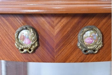 中古　美品　スペイン高級輸入家具　六本木アピス(APIS)取り扱い　象嵌入り　真鍮金具と磁器メダリオン装飾が優雅なラウンドキャビネット　定価約45万円　(R-087146)