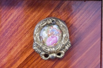 中古　美品　スペイン高級輸入家具　六本木アピス(APIS)取り扱い　象嵌入り　真鍮金具と磁器メダリオン装飾が優雅なラウンドキャビネット　定価約45万円　(R-087146)