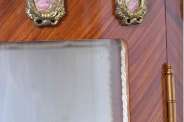 中古　美品　スペイン高級輸入家具　六本木アピス(APIS)取り扱い　象嵌入り　真鍮金具と磁器メダリオン装飾が優雅なラウンドキャビネット　定価約45万円　(R-087146)