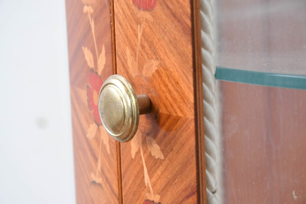 中古　美品　スペイン高級輸入家具　六本木アピス(APIS)取り扱い　象嵌入り　真鍮金具と磁器メダリオン装飾が優雅なラウンドキャビネット　定価約45万円　(R-087146)